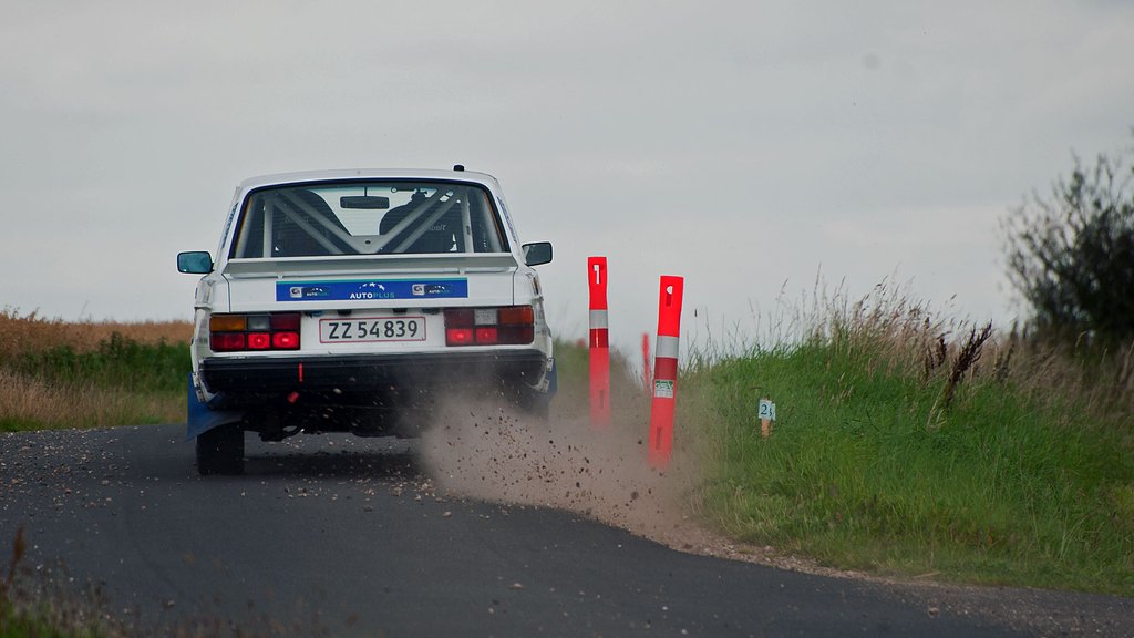 Kurt Mejer og Vagn Åge Hansen skærer tæt på keglerne i et blødt højhastigheds sving ved Højen syd for Vejle
(Foto: rallypics.dk - Viggo Johansen)